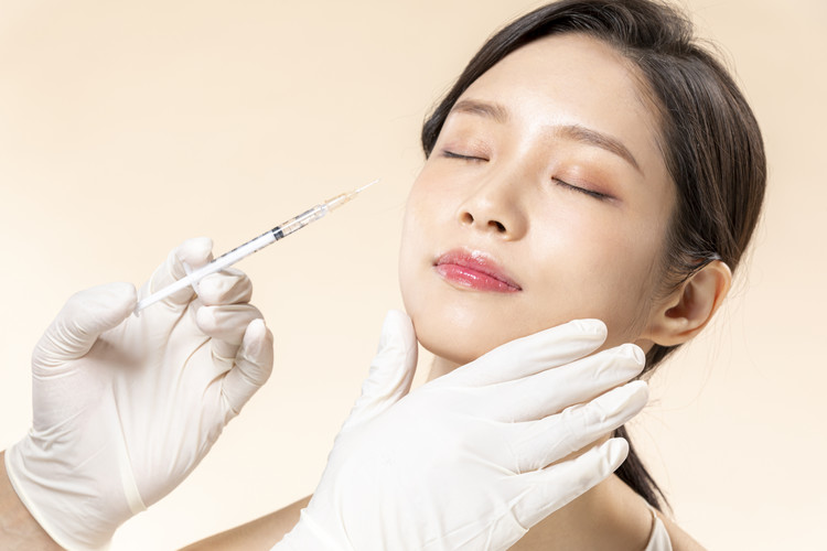Tiêm botox vào một nửa khuôn mặt để xem ảnh hưởng thế nào đến vẻ bề ngoài: Nữ y tá "gây sốt" khi hé lộ kết quả!- Ảnh 8. Tiêm botox vào một nửa khuôn mặt để xem ảnh hưởng thế nào đến vẻ bề ngoài: Nữ y tá "gây sốt" khi hé lộ kết quả!- Ảnh 8.