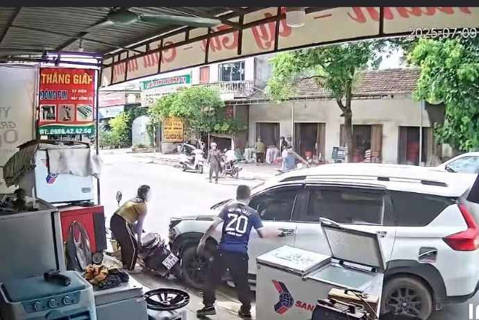 CLIP: Tài xế đột quỵ khi lái xe ô tô trên đường đông người- Ảnh 1. CLIP: Tài xế đột quỵ khi lái xe ô tô trên đường đông người- Ảnh 1.