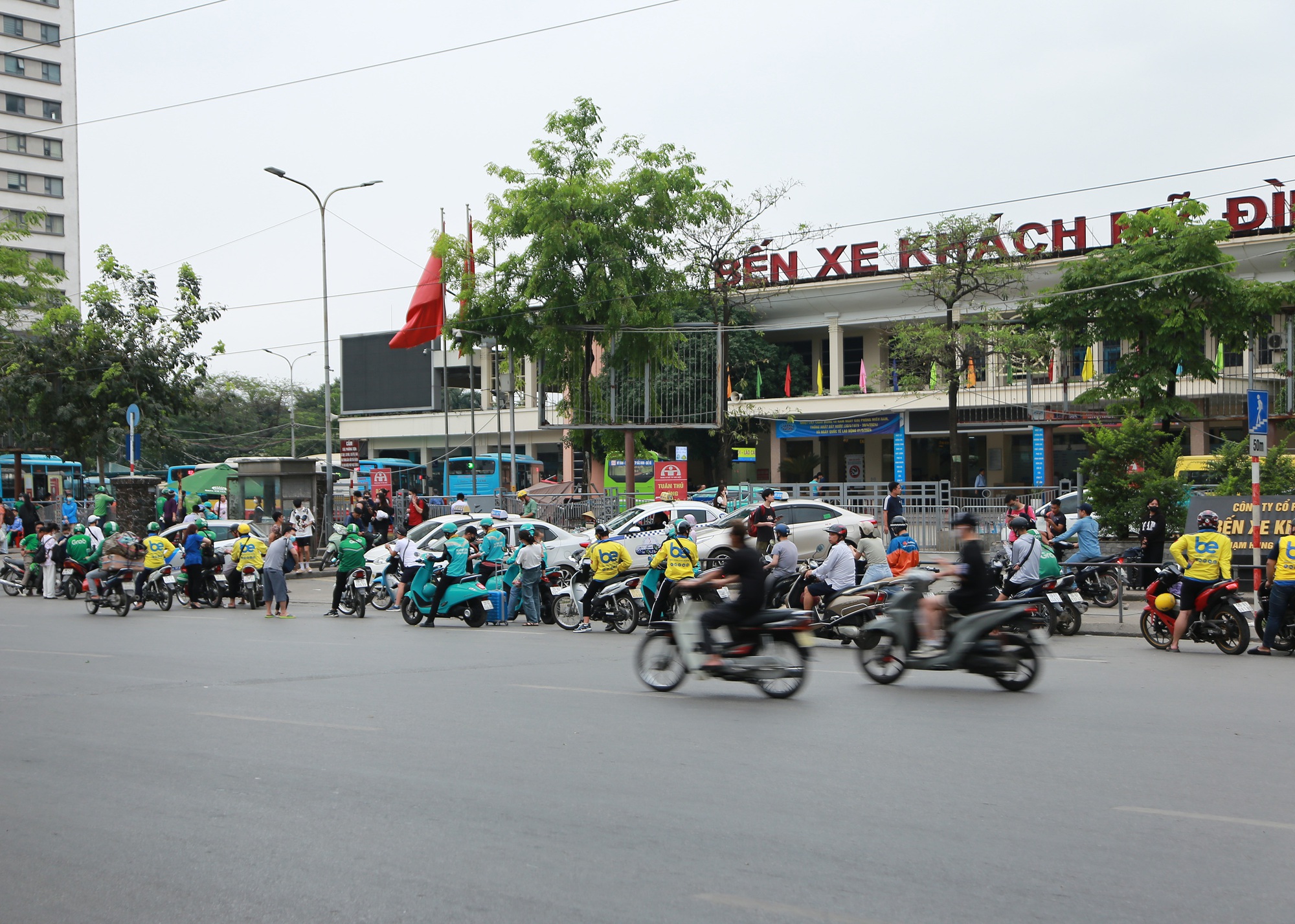 Sau clip "bà bán trà đá đuổi cô gái đợi xe", tình trạng các hàng quán xung quanh bến xe Mỹ Đình ra sao? - Ảnh 2. Sau clip "bà bán trà đá đuổi cô gái đợi xe", tình trạng các hàng quán xung quanh bến xe Mỹ Đình ra sao? - Ảnh 2.