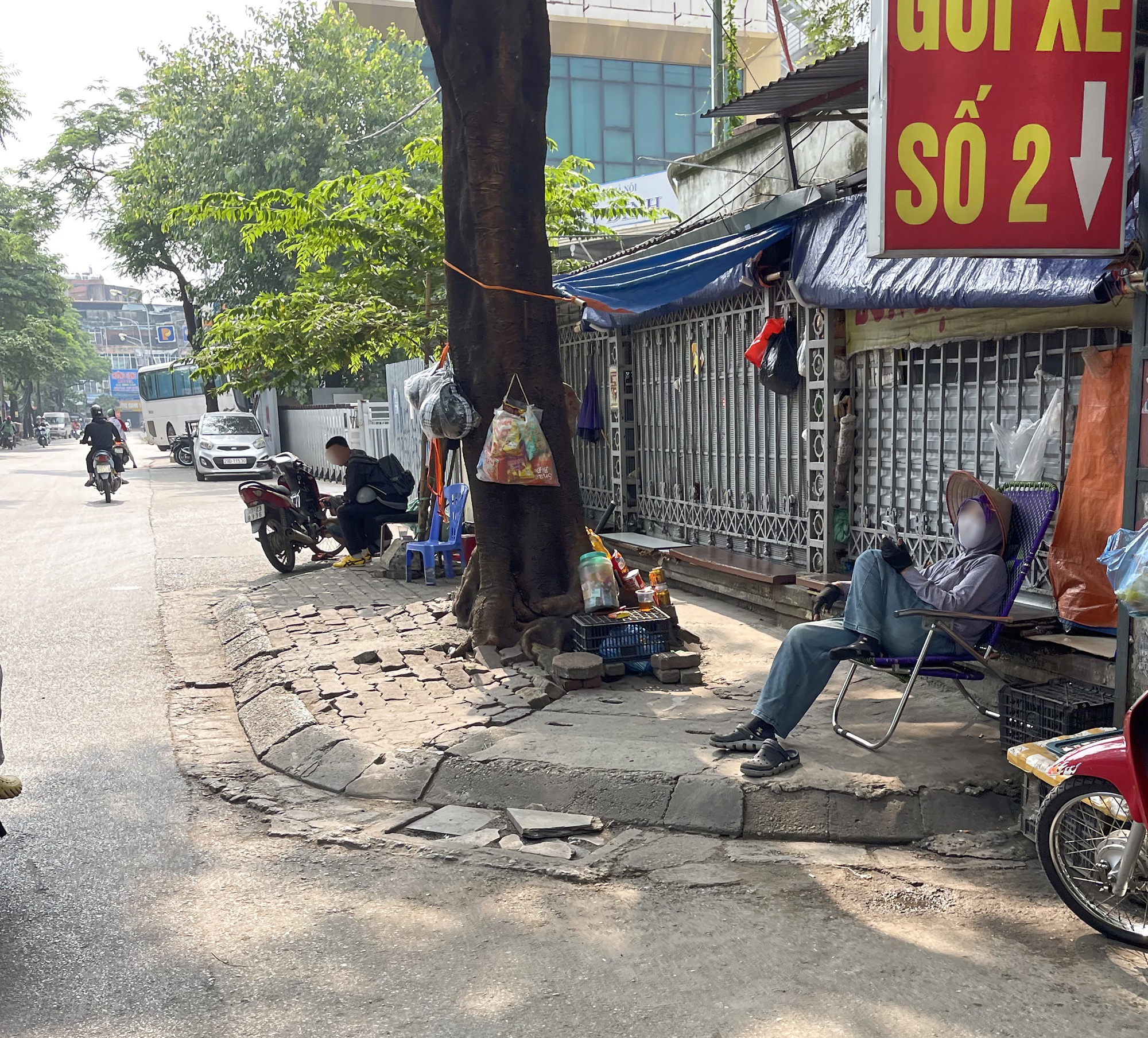 Sau clip "bà bán trà đá đuổi cô gái đợi xe", tình trạng các hàng quán xung quanh bến xe Mỹ Đình ra sao? - Ảnh 8. Sau clip "bà bán trà đá đuổi cô gái đợi xe", tình trạng các hàng quán xung quanh bến xe Mỹ Đình ra sao? - Ảnh 8.
