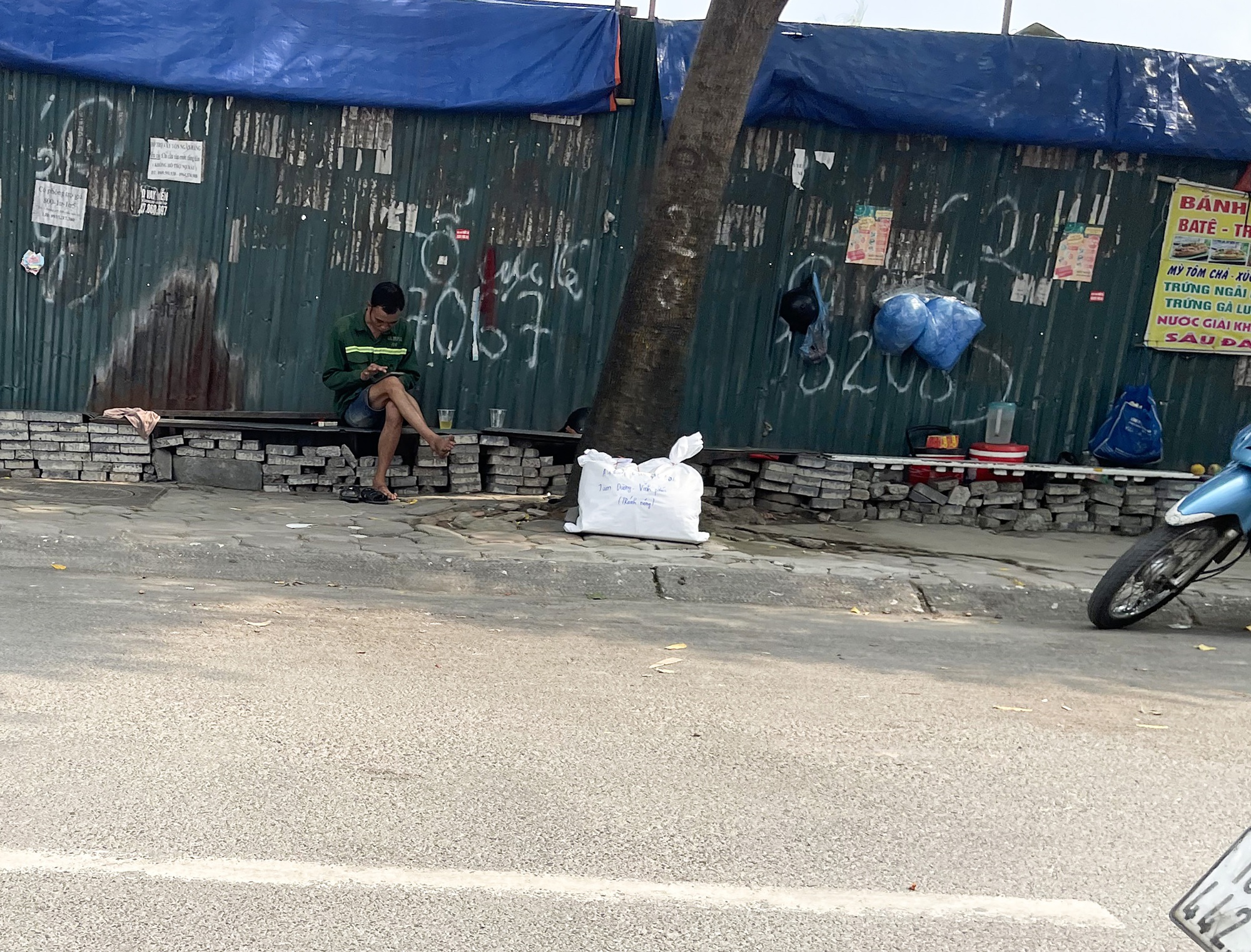 Sau clip "bà bán trà đá đuổi cô gái đợi xe", tình trạng các hàng quán xung quanh bến xe Mỹ Đình ra sao? - Ảnh 7. Sau clip "bà bán trà đá đuổi cô gái đợi xe", tình trạng các hàng quán xung quanh bến xe Mỹ Đình ra sao? - Ảnh 7.