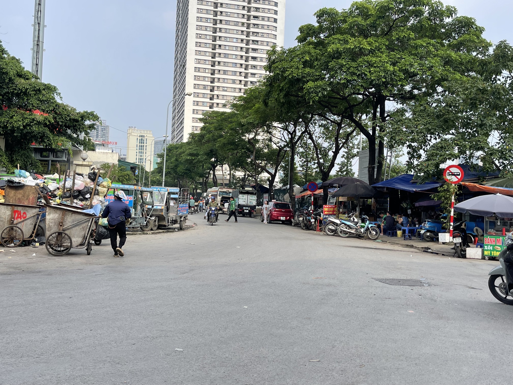 Sau clip "bà bán trà đá đuổi cô gái đợi xe", tình trạng các hàng quán xung quanh bến xe Mỹ Đình ra sao? - Ảnh 3. Sau clip "bà bán trà đá đuổi cô gái đợi xe", tình trạng các hàng quán xung quanh bến xe Mỹ Đình ra sao? - Ảnh 3.