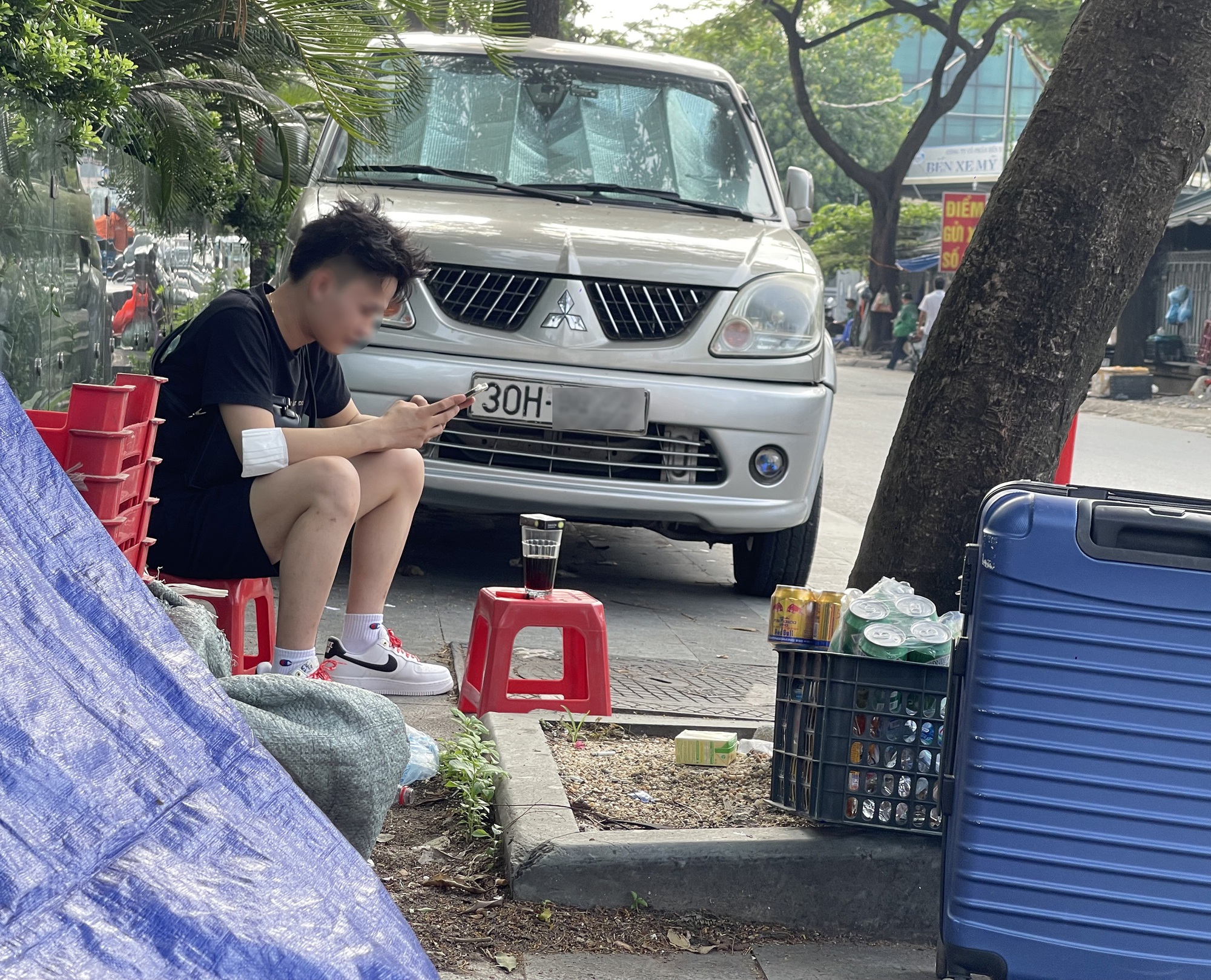 Sau clip "bà bán trà đá đuổi cô gái đợi xe", tình trạng các hàng quán xung quanh bến xe Mỹ Đình ra sao? - Ảnh 10. Sau clip "bà bán trà đá đuổi cô gái đợi xe", tình trạng các hàng quán xung quanh bến xe Mỹ Đình ra sao? - Ảnh 10.