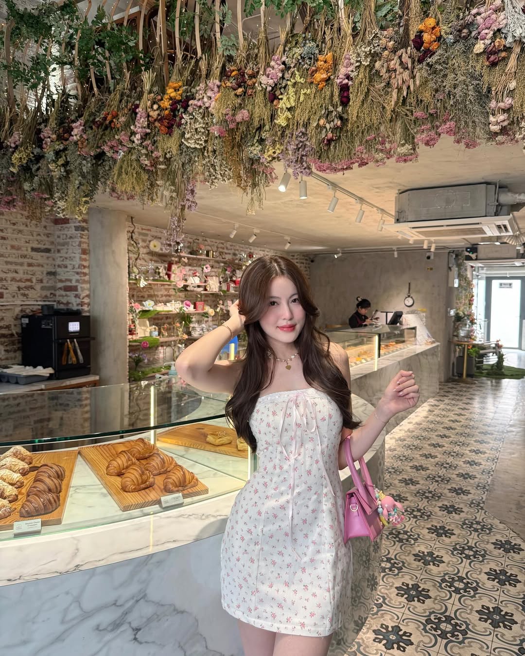 Bạn gái HIEUTHUHAI cứ mặc 1 item là hot đảo điên- Ảnh 5. Bạn gái HIEUTHUHAI cứ mặc 1 item là hot đảo điên- Ảnh 5.