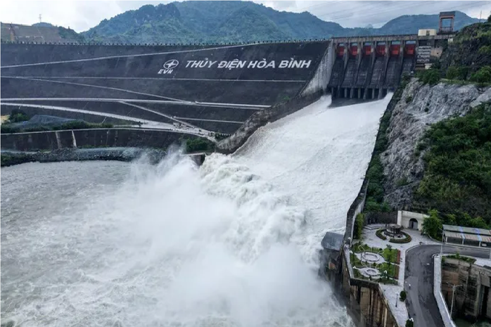 Thủy điện Hòa Bình sắp mở 1 cửa xả lũ, thông báo khẩn cho 6 tỉnh, thành phố - Ảnh 1. Thủy điện Hòa Bình sắp mở 1 cửa xả lũ, thông báo khẩn cho 6 tỉnh, thành phố - Ảnh 1.