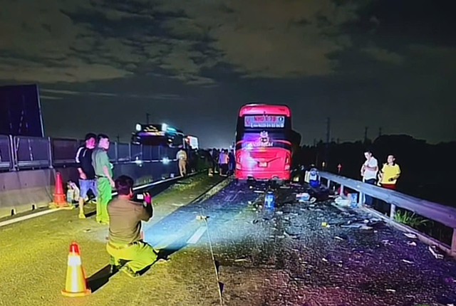 Hiện trường ám ảnh vụ tai nạn kinh hoàng trên cao tốc Vĩnh Hảo - Phan Thiết: Xe khách biến dạng, hành lý ngổn ngang, nạn nhân mắc kẹt tử vong tại chỗ - Ảnh 3. Hiện trường ám ảnh vụ tai nạn kinh hoàng trên cao tốc Vĩnh Hảo - Phan Thiết: Xe khách biến dạng, hành lý ngổn ngang, nạn nhân mắc kẹt tử vong tại chỗ - Ảnh 3.