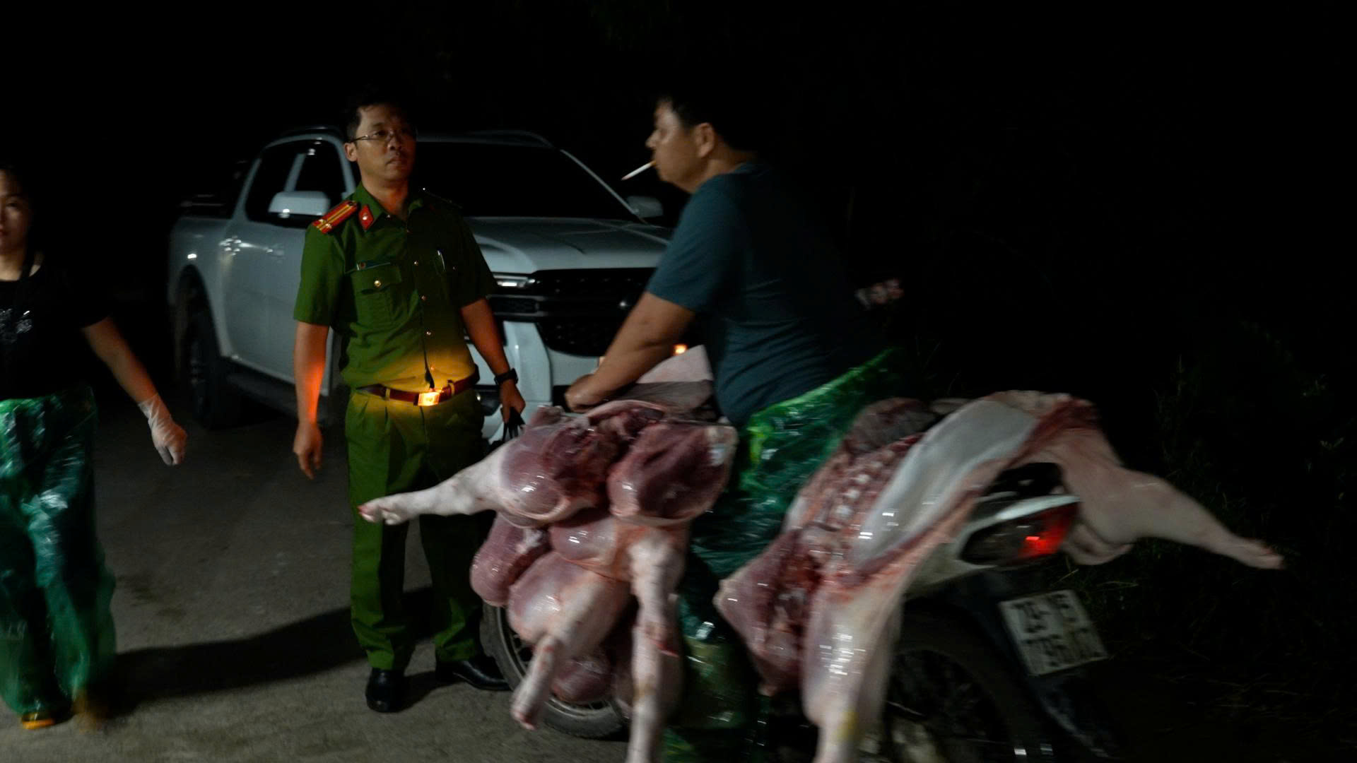 Chi tiết "đường đi" của 50 con heo bệnh được tuồn vào các nhà hàng, chợ ở Hà Nội mỗi ngày - Ảnh 3. Chi tiết "đường đi" của 50 con heo bệnh được tuồn vào các nhà hàng, chợ ở Hà Nội mỗi ngày - Ảnh 3.