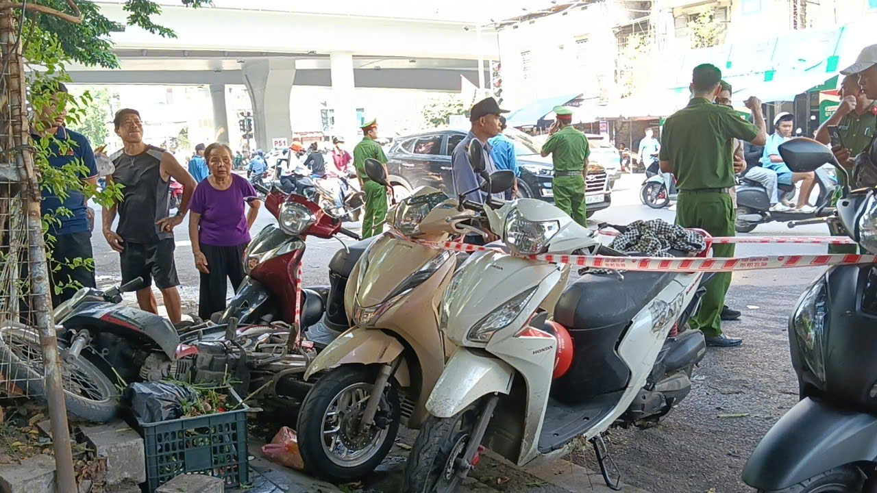 Hiện trường vụ nữ tài xế ô tô tông hàng loạt xe máy trên phố Hà Nội, nhân chứng kể lại khoảnh khắc kinh hoàng - Ảnh 5. Hiện trường vụ nữ tài xế ô tô tông hàng loạt xe máy trên phố Hà Nội, nhân chứng kể lại khoảnh khắc kinh hoàng - Ảnh 5.