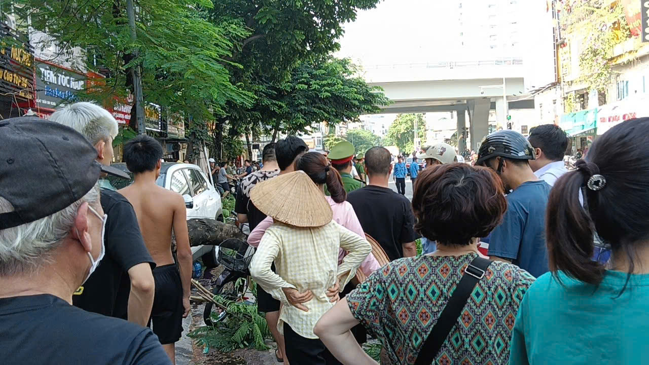 Hiện trường vụ nữ tài xế ô tô tông hàng loạt xe máy trên phố Hà Nội, nhân chứng kể lại khoảnh khắc kinh hoàng - Ảnh 6. Hiện trường vụ nữ tài xế ô tô tông hàng loạt xe máy trên phố Hà Nội, nhân chứng kể lại khoảnh khắc kinh hoàng - Ảnh 6.