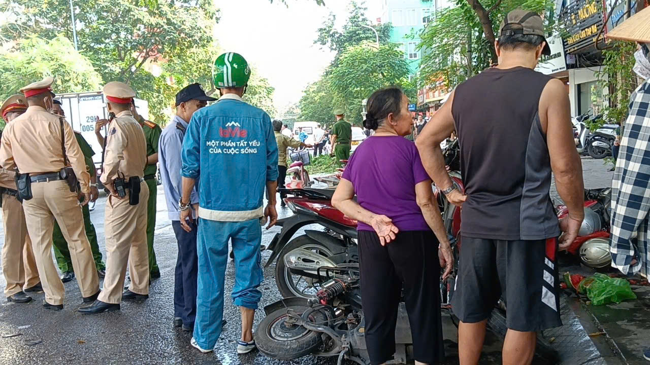 Hiện trường vụ nữ tài xế ô tô tông hàng loạt xe máy trên phố Hà Nội, nhân chứng kể lại khoảnh khắc kinh hoàng - Ảnh 1. Hiện trường vụ nữ tài xế ô tô tông hàng loạt xe máy trên phố Hà Nội, nhân chứng kể lại khoảnh khắc kinh hoàng - Ảnh 1.