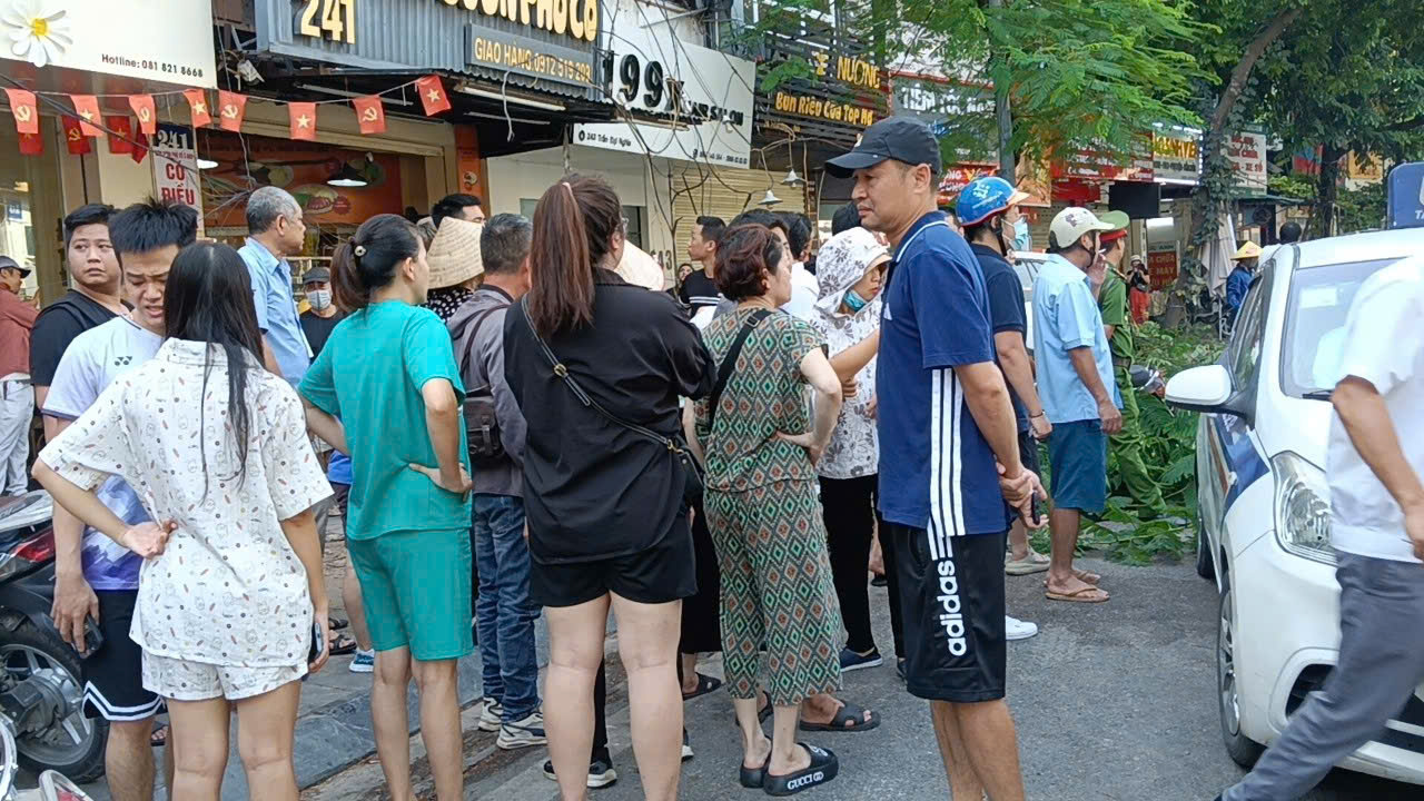 Hiện trường vụ nữ tài xế ô tô tông hàng loạt xe máy trên phố Hà Nội, nhân chứng kể lại khoảnh khắc kinh hoàng - Ảnh 9. Hiện trường vụ nữ tài xế ô tô tông hàng loạt xe máy trên phố Hà Nội, nhân chứng kể lại khoảnh khắc kinh hoàng - Ảnh 9.