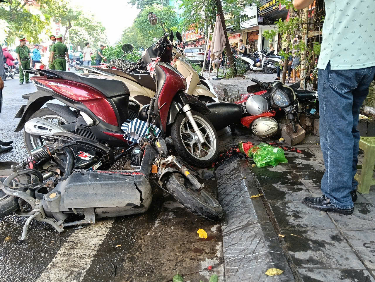 Hiện trường vụ nữ tài xế ô tô tông hàng loạt xe máy trên phố Hà Nội, nhân chứng kể lại khoảnh khắc kinh hoàng - Ảnh 2. Hiện trường vụ nữ tài xế ô tô tông hàng loạt xe máy trên phố Hà Nội, nhân chứng kể lại khoảnh khắc kinh hoàng - Ảnh 2.