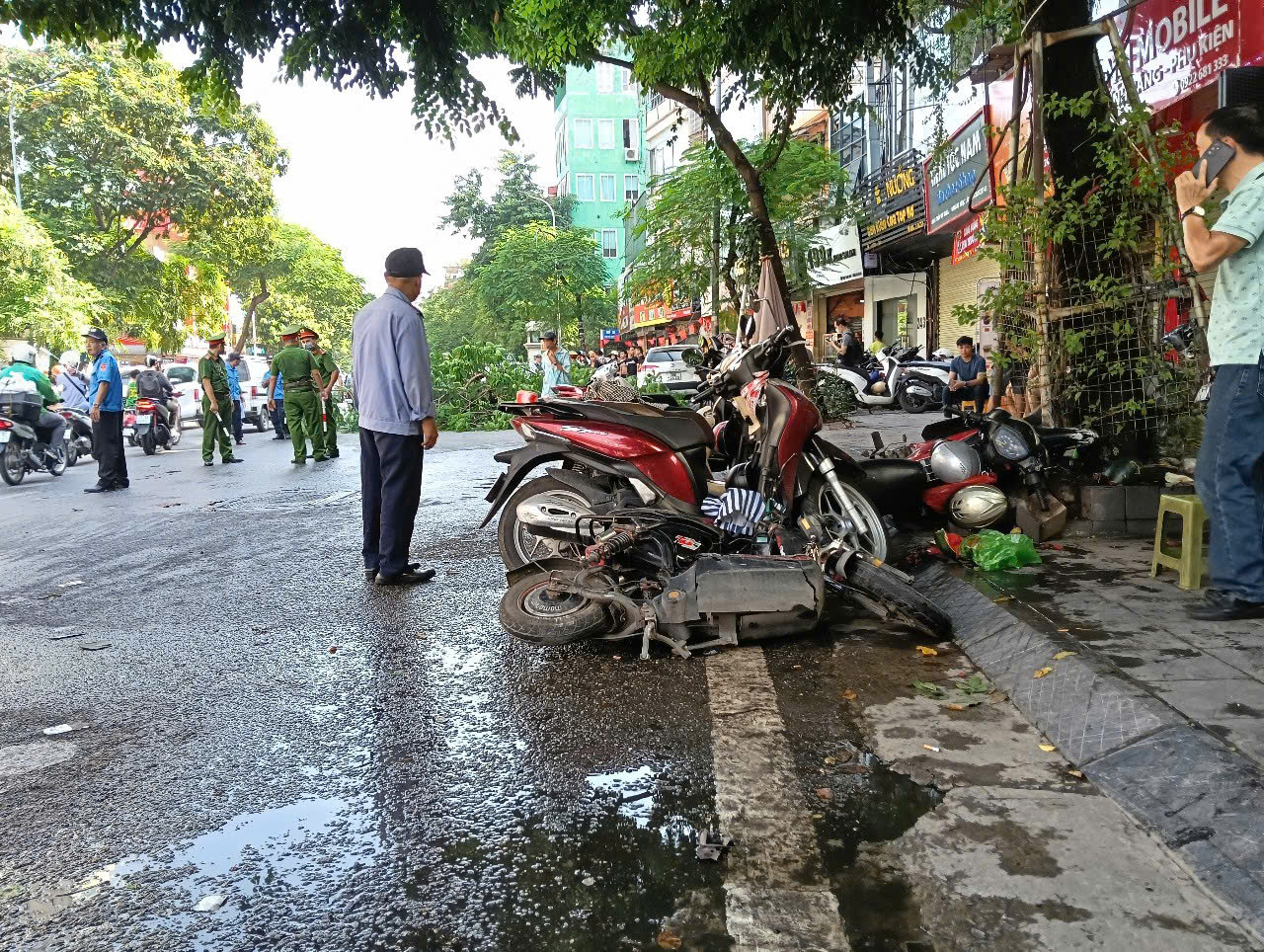 Hiện trường vụ nữ tài xế ô tô tông hàng loạt xe máy trên phố Hà Nội, nhân chứng kể lại khoảnh khắc kinh hoàng - Ảnh 3. Hiện trường vụ nữ tài xế ô tô tông hàng loạt xe máy trên phố Hà Nội, nhân chứng kể lại khoảnh khắc kinh hoàng - Ảnh 3.
