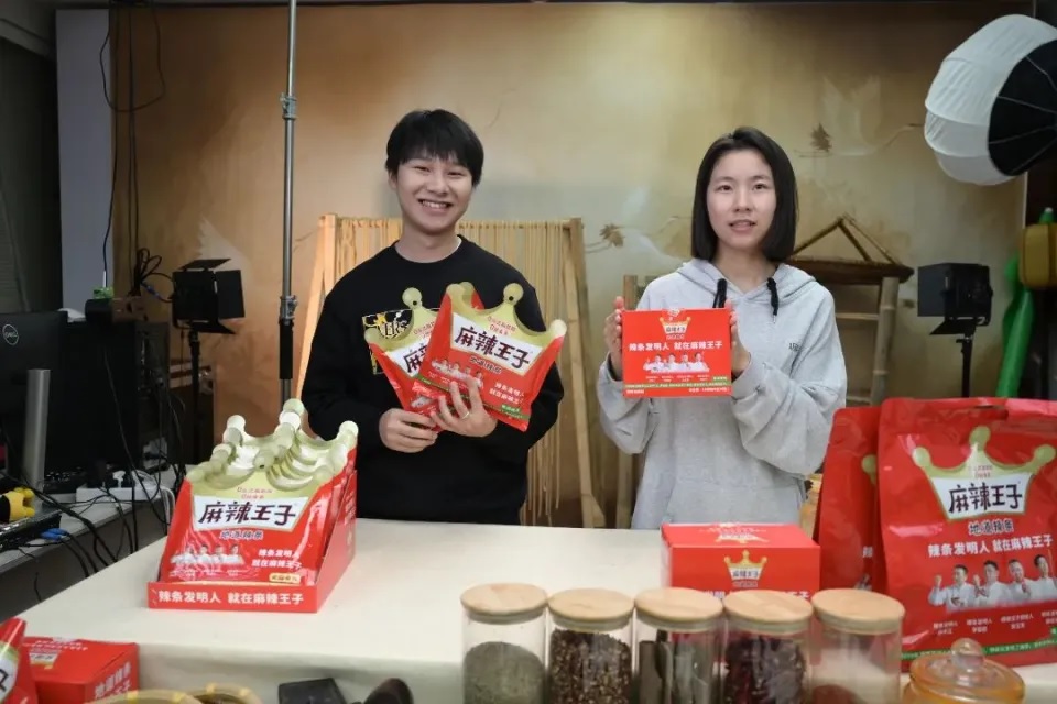 Nam sinh đến 20 tuổi mới biết bố là triệu phú: bỗng dưng trở thành ‘rich kid’, hòn non bộ trong sân nhà đã có giá hơn 10 tỷ đồng - Ảnh 3. Nam sinh đến 20 tuổi mới biết bố là triệu phú: bỗng dưng trở thành ‘rich kid’, hòn non bộ trong sân nhà đã có giá hơn 10 tỷ đồng - Ảnh 3.