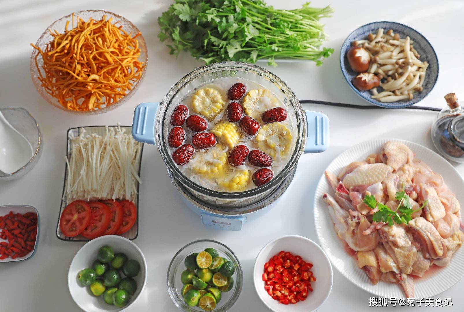 Chỉ cần 2 trái dừa và 1 con gà: Bữa lẩu bổ dưỡng tại nhà khiến nhà hàng phải chào thua - Ảnh 2.