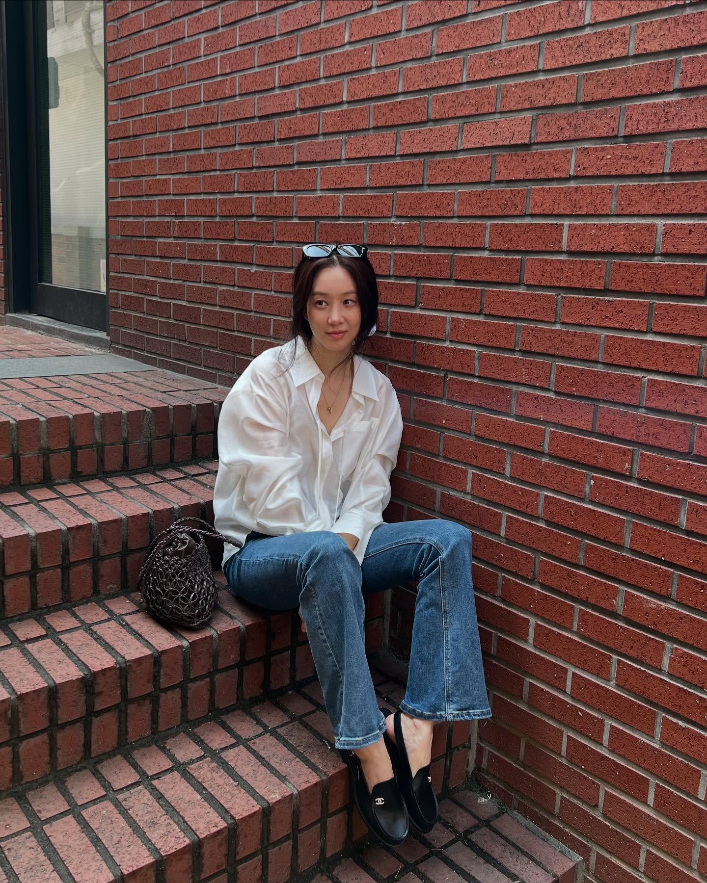 10 cách mặc quần jeans chuẩn sành điệu, phù hợp với phụ nữ trên 40 tuổi - Ảnh 7. 10 cách mặc quần jeans chuẩn sành điệu, phù hợp với phụ nữ trên 40 tuổi - Ảnh 7.