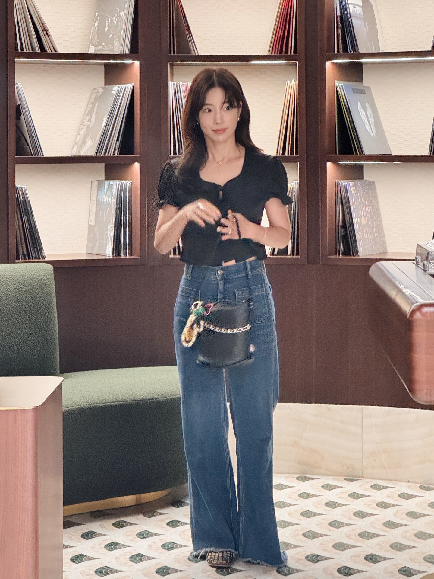 10 cách mặc quần jeans chuẩn sành điệu, phù hợp với phụ nữ trên 40 tuổi - Ảnh 3. 10 cách mặc quần jeans chuẩn sành điệu, phù hợp với phụ nữ trên 40 tuổi - Ảnh 3.