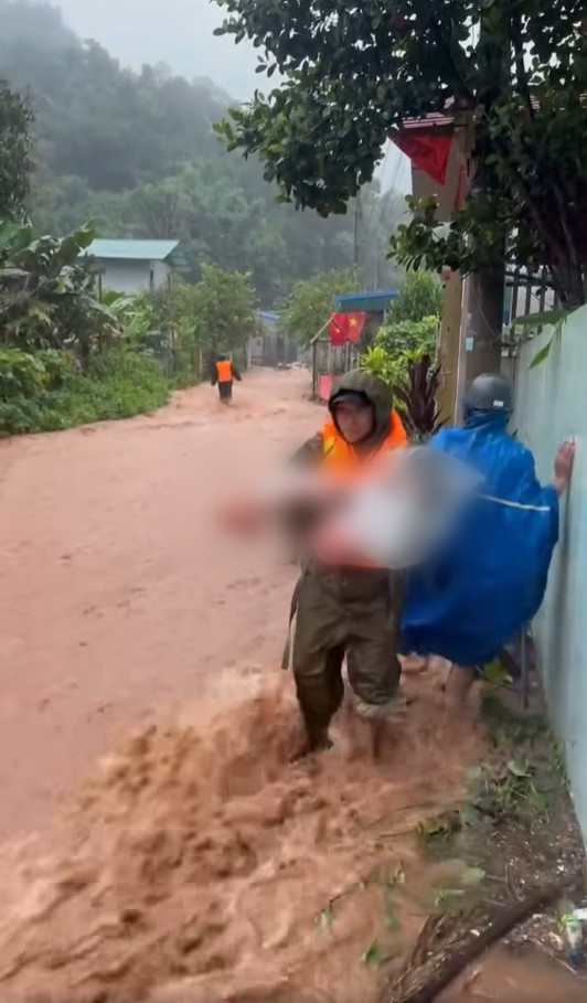 Mưa lũ nghiêm trọng khiến 14 người chết và mất tích: Đau lòng tiếng gào thét trong bất lực của người dân Điện Biên- Ảnh 4. Mưa lũ nghiêm trọng khiến 14 người chết và mất tích: Đau lòng tiếng gào thét trong bất lực của người dân Điện Biên- Ảnh 4.
