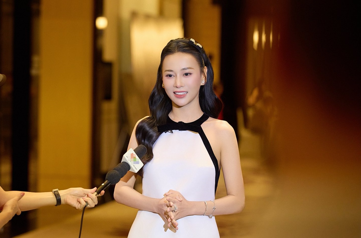Diễn viên Phương Oanh - vợ Shark Bình: "Tôi bảo chồng sướng thật, cưới 1 cô mà thành 5,7 cô" - Ảnh 1. Diễn viên Phương Oanh - vợ Shark Bình: "Tôi bảo chồng sướng thật, cưới 1 cô mà thành 5,7 cô" - Ảnh 1.