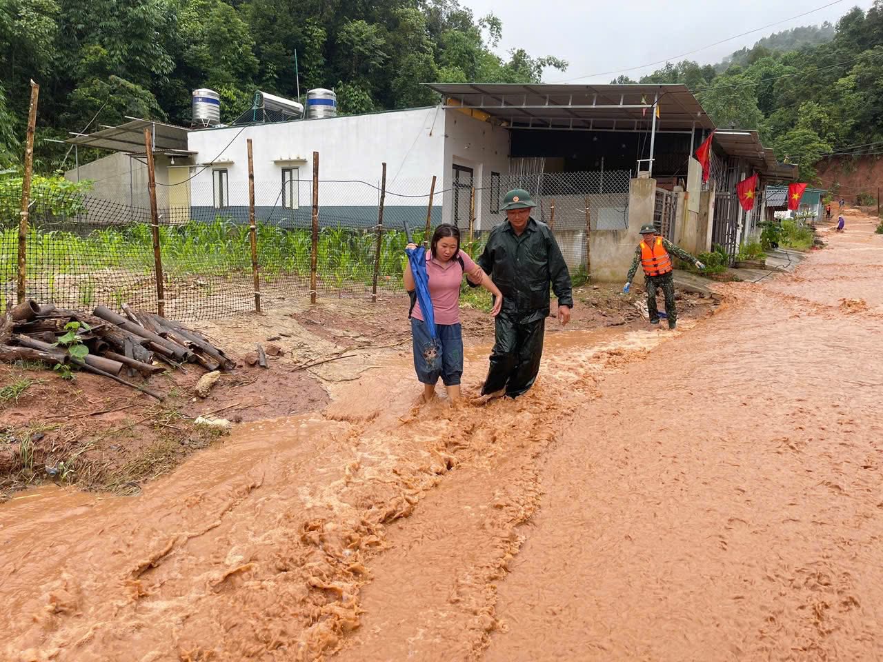 Mưa lũ nghiêm trọng khiến 14 người chết và mất tích: Đau lòng tiếng gào thét trong bất lực của người dân Điện Biên- Ảnh 6. Mưa lũ nghiêm trọng khiến 14 người chết và mất tích: Đau lòng tiếng gào thét trong bất lực của người dân Điện Biên- Ảnh 6.