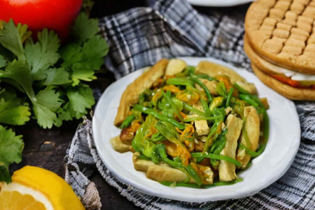 Vào tháng Tám nếu thấy loại &quot;rau này&quot; thì mua về nấu ngay món ngon với đậu phụ, hương vị ngon bất ngờ - Ảnh 9.
