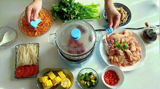 Chỉ cần 2 trái dừa và 1 con gà: Bữa lẩu bổ dưỡng tại nhà khiến nhà hàng phải chào thua - Ảnh 1.