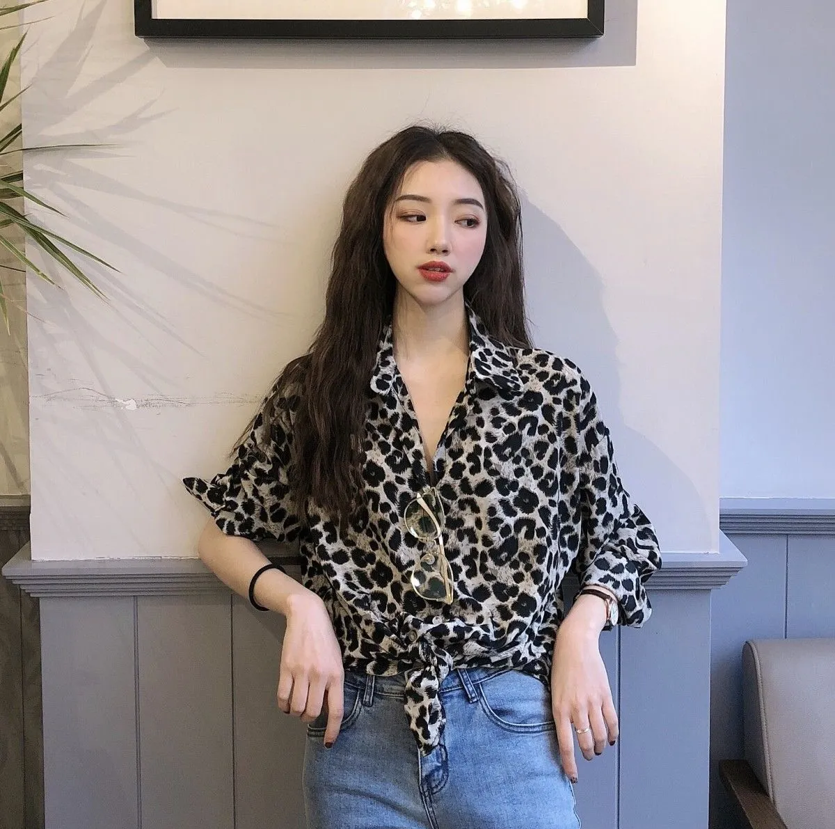 Song Hye Kyo và Jisoo cùng mê 1 kiểu sơ mi: Vừa dễ mặc còn &quot;hak tuổi&quot; trẻ trung - Ảnh 9.