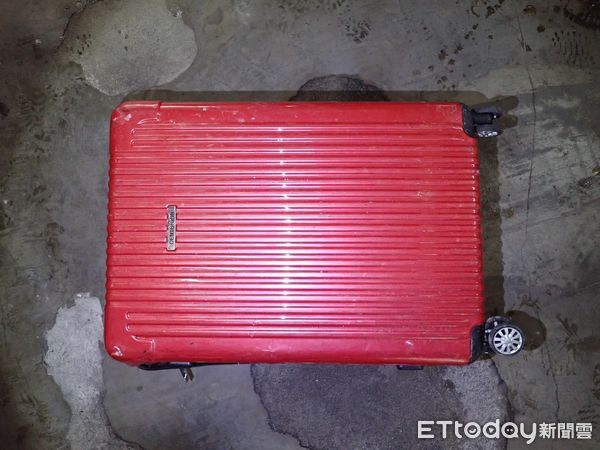 Người dân bàng hoàng phát hiện bí mật động trời bên trong chiếc vali đỏ kích thước 27 inch bên bờ mương - Ảnh 1. Người dân bàng hoàng phát hiện bí mật động trời bên trong chiếc vali đỏ kích thước 27 inch bên bờ mương - Ảnh 1.