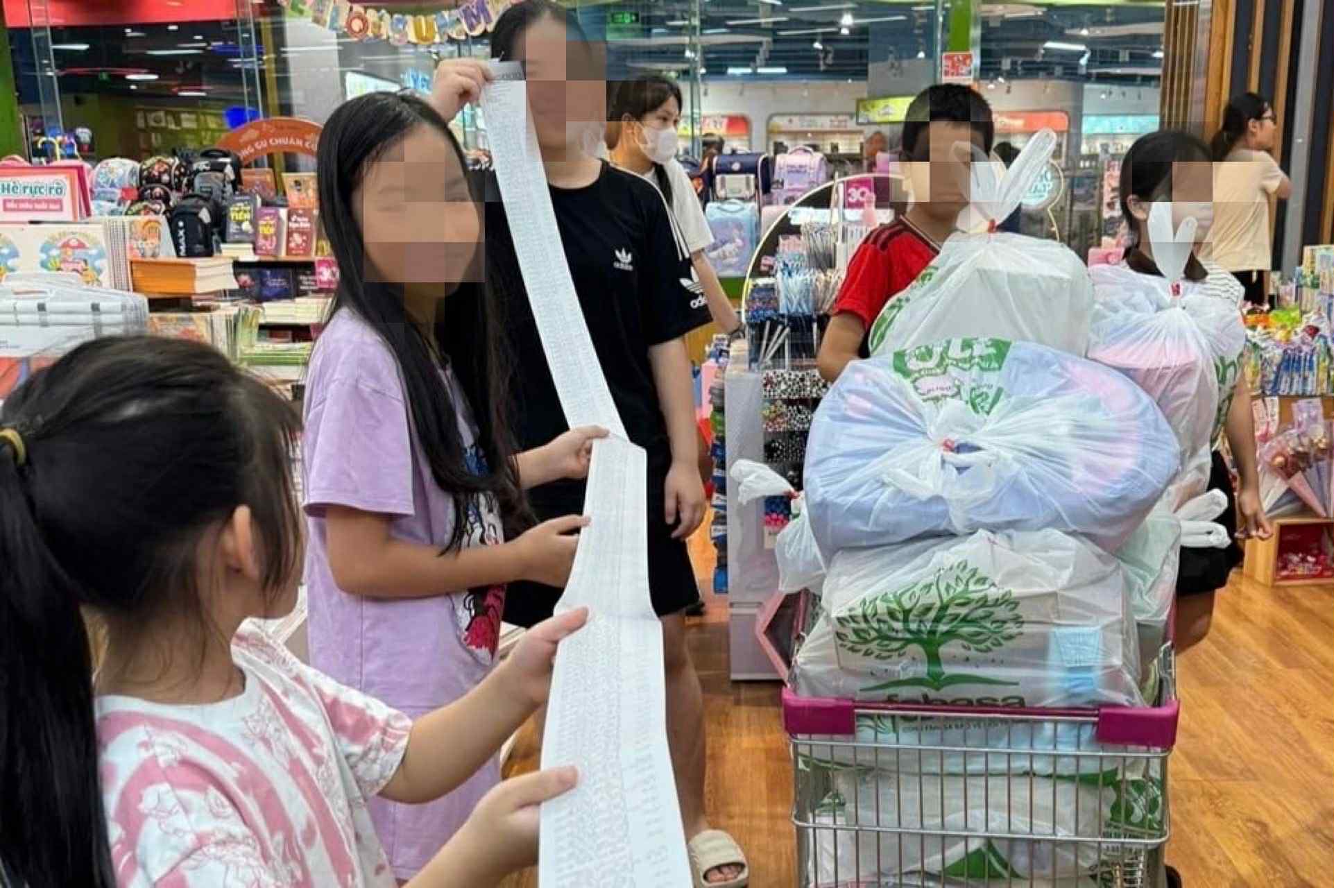 Sắm sửa đầu năm học: Gia đình chi gần 30 triệu mua sách vở cho con, hóa đơn dài hơn 5 mét - Ảnh 2. Sắm sửa đầu năm học: Gia đình chi gần 30 triệu mua sách vở cho con, hóa đơn dài hơn 5 mét - Ảnh 2.