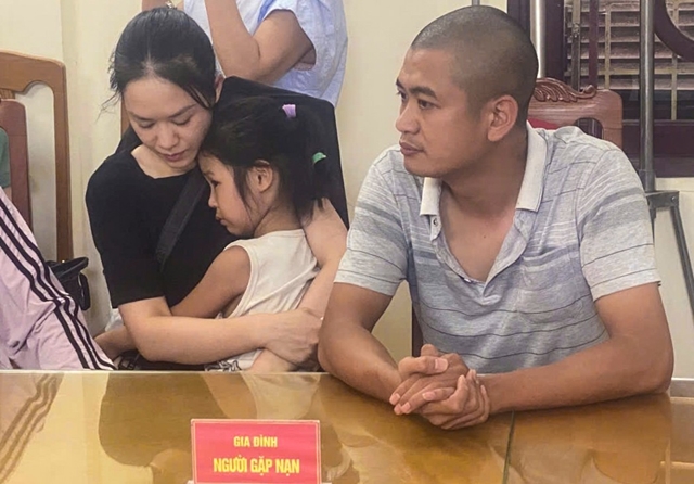 Cùng bố lênh đênh, trôi dạt suốt 13 giờ trên biển, bé gái 6 tuổi lạnh run vẫn làm điều không ai ngờ tới: Tiết lộ món giúp 2 cha con cầm cự, chống đói - Ảnh 1.