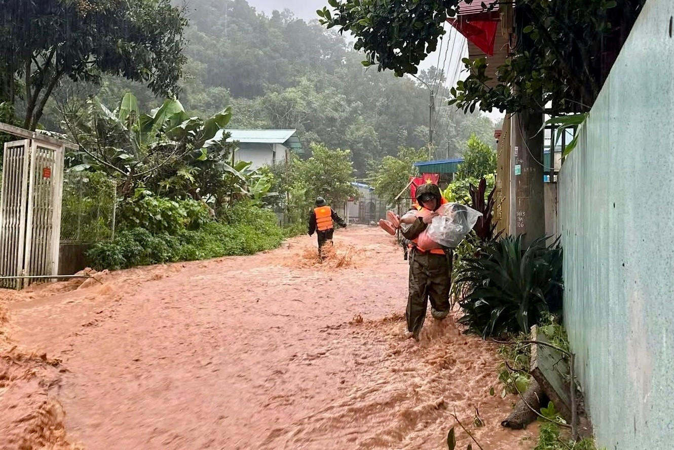 Lũ quét rạng sáng ở Điện Biên, hai trẻ bị vùi lấp, nhiều nhà cuốn trôi - Ảnh 2. Lũ quét rạng sáng ở Điện Biên, hai trẻ bị vùi lấp, nhiều nhà cuốn trôi - Ảnh 2.