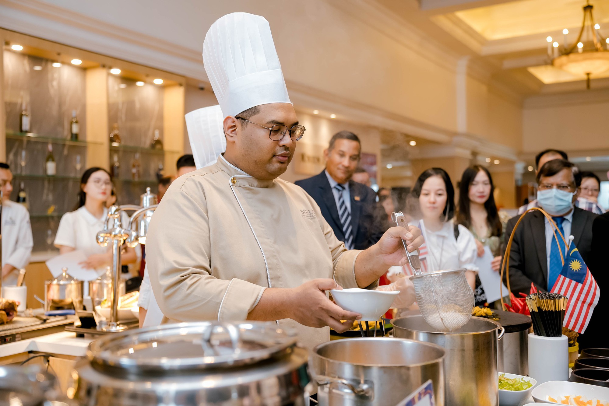 Khai mạc “Selera Malaysia”: Hành trình khám phá ẩm thực Mã Lai chuẩn vị tại Sheraton Hanoi Hotel- Ảnh 2. Khai mạc “Selera Malaysia”: Hành trình khám phá ẩm thực Mã Lai chuẩn vị tại Sheraton Hanoi Hotel- Ảnh 2.