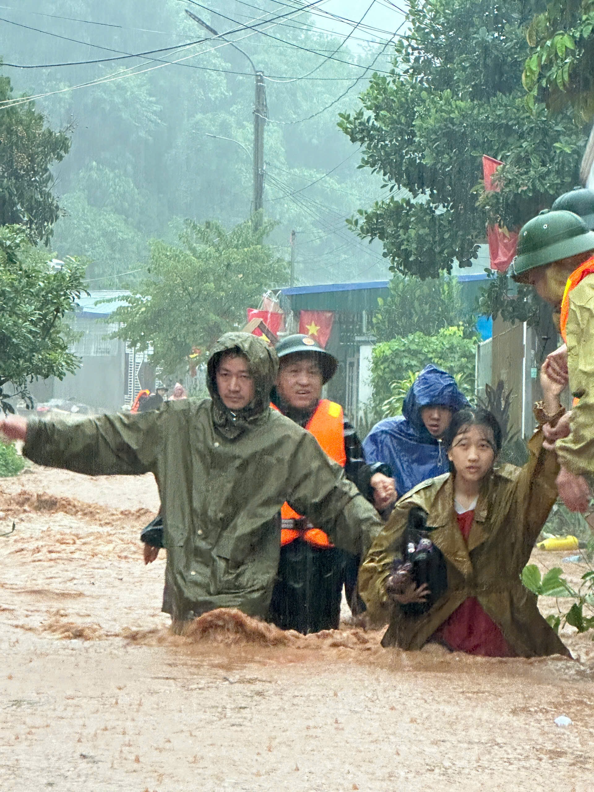 VIDEO: 19 người chết, mất tích, bị thương do sạt lở vùi lấp, lũ cuốn trôi tại Điện Biên - Ảnh 2. 19 người bị chết, mất tích, bị thương do sạt lở vùi lấp, lũ cuốn trôi tại Điện Biên - Ảnh 1.
