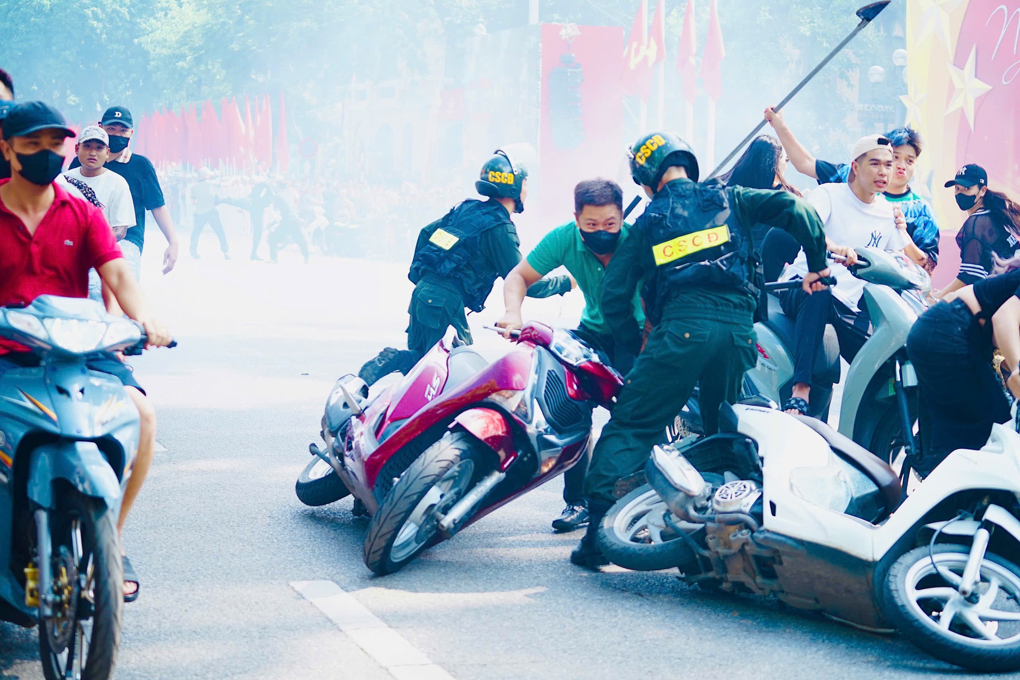 &quot;Báo thủ&quot; náo loạn, bị nữ CSGT kẹp cổ quật ngã- Ảnh 9.