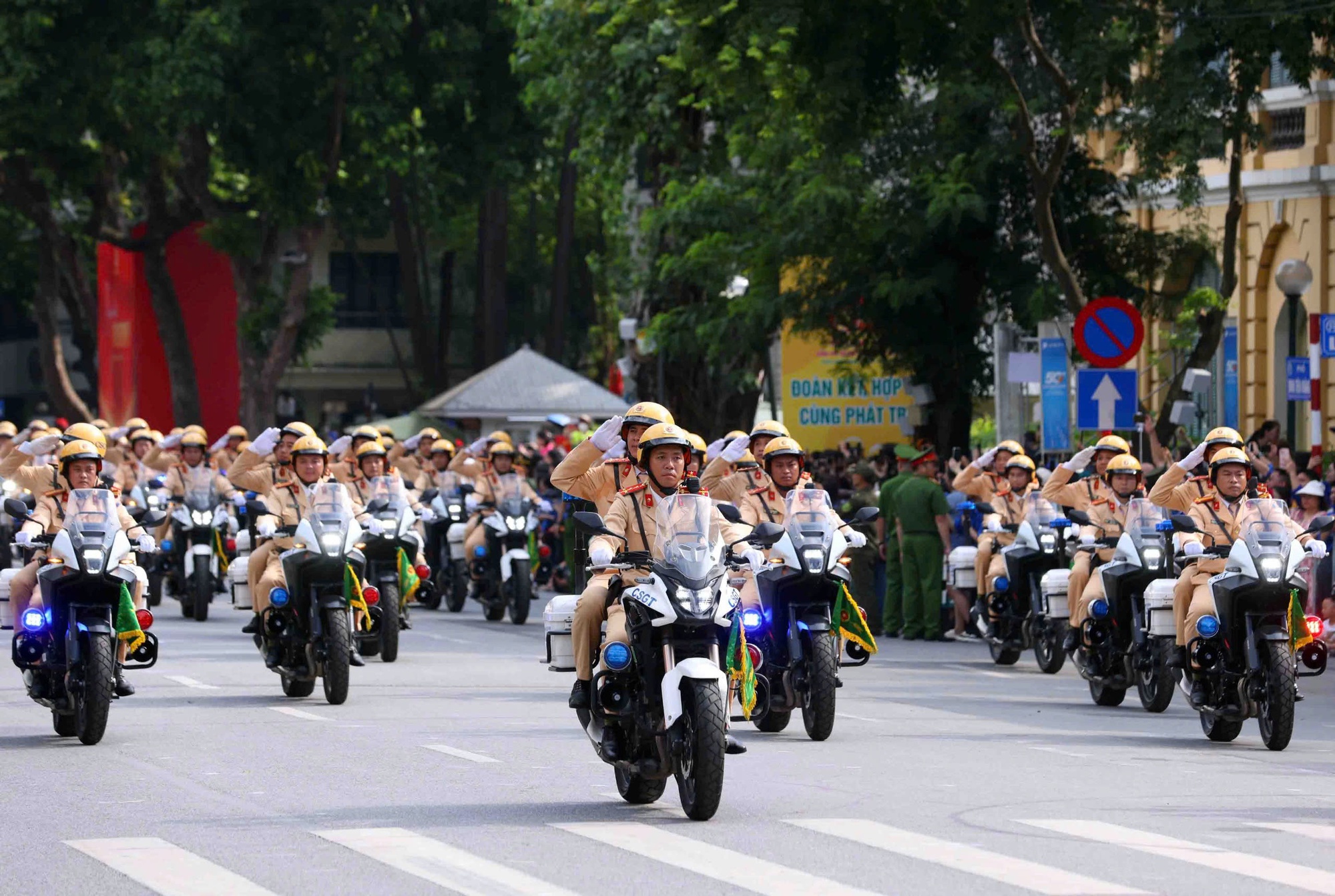 &quot;Báo thủ&quot; náo loạn, bị nữ CSGT kẹp cổ quật ngã- Ảnh 1.