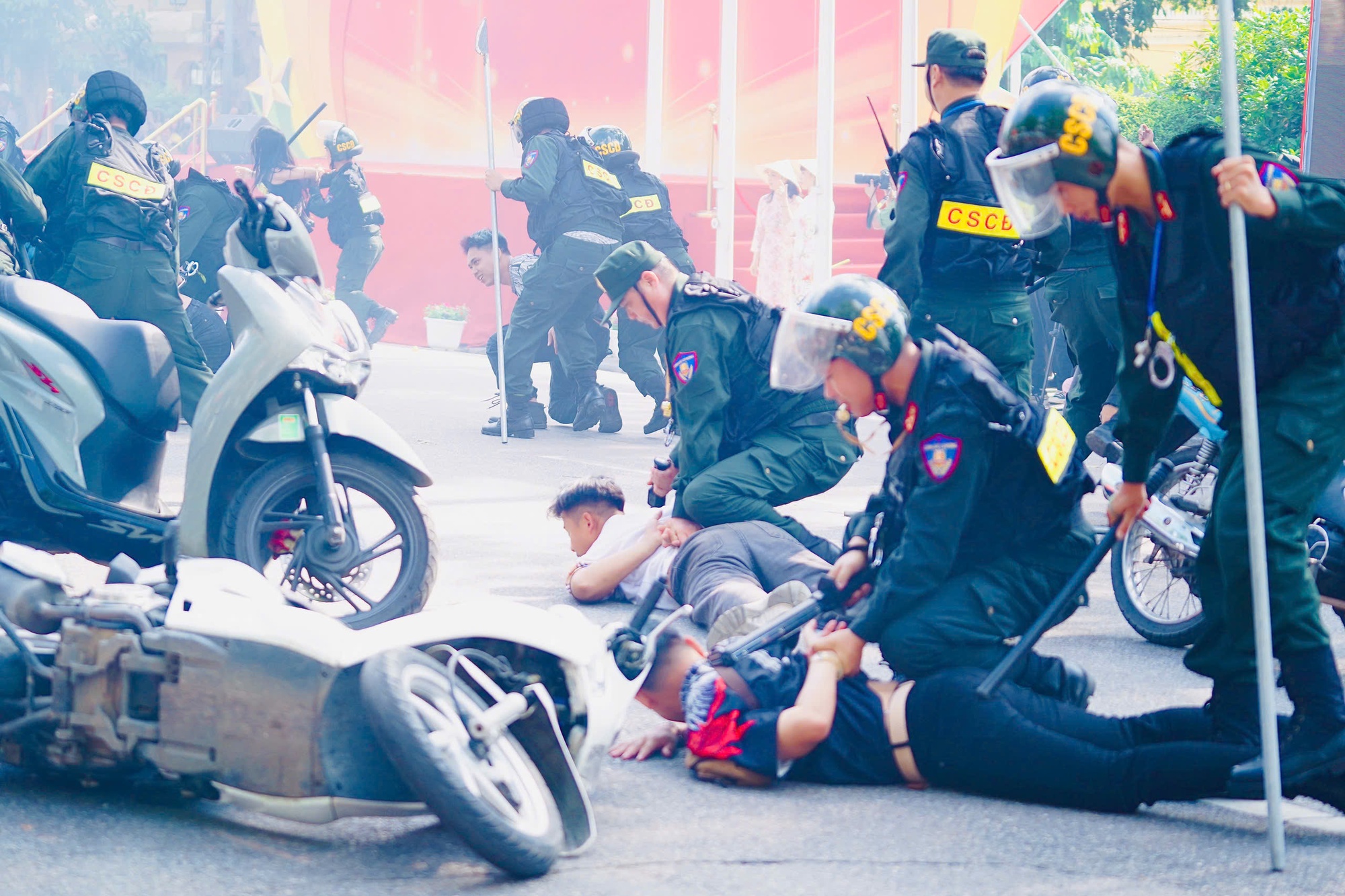 &quot;Báo thủ&quot; náo loạn, bị nữ CSGT kẹp cổ quật ngã- Ảnh 8.