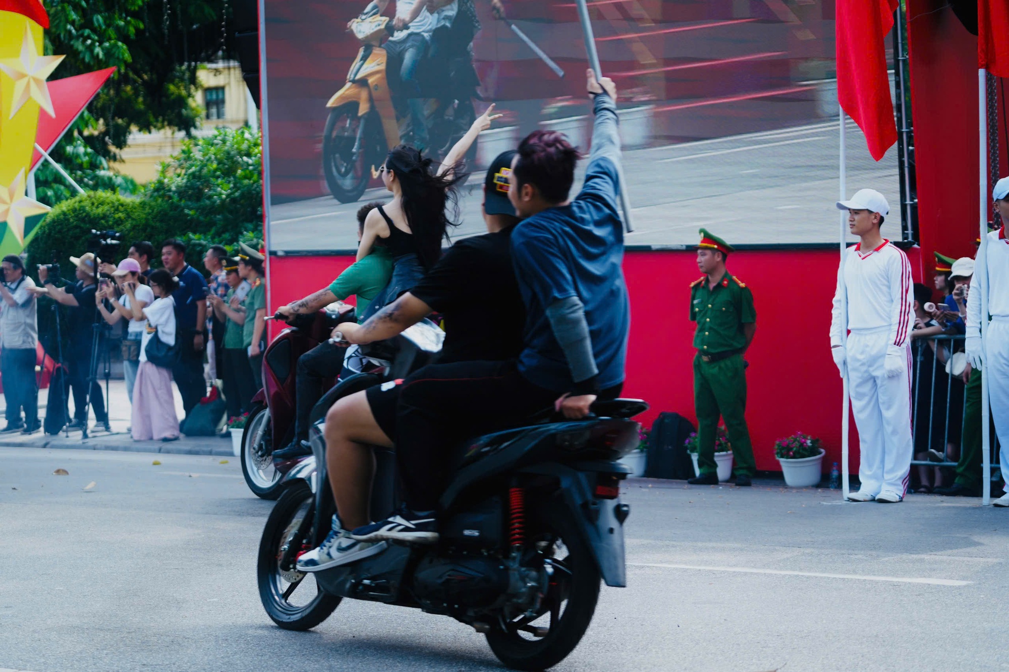 &quot;Báo thủ&quot; náo loạn, bị nữ CSGT kẹp cổ quật ngã- Ảnh 6.