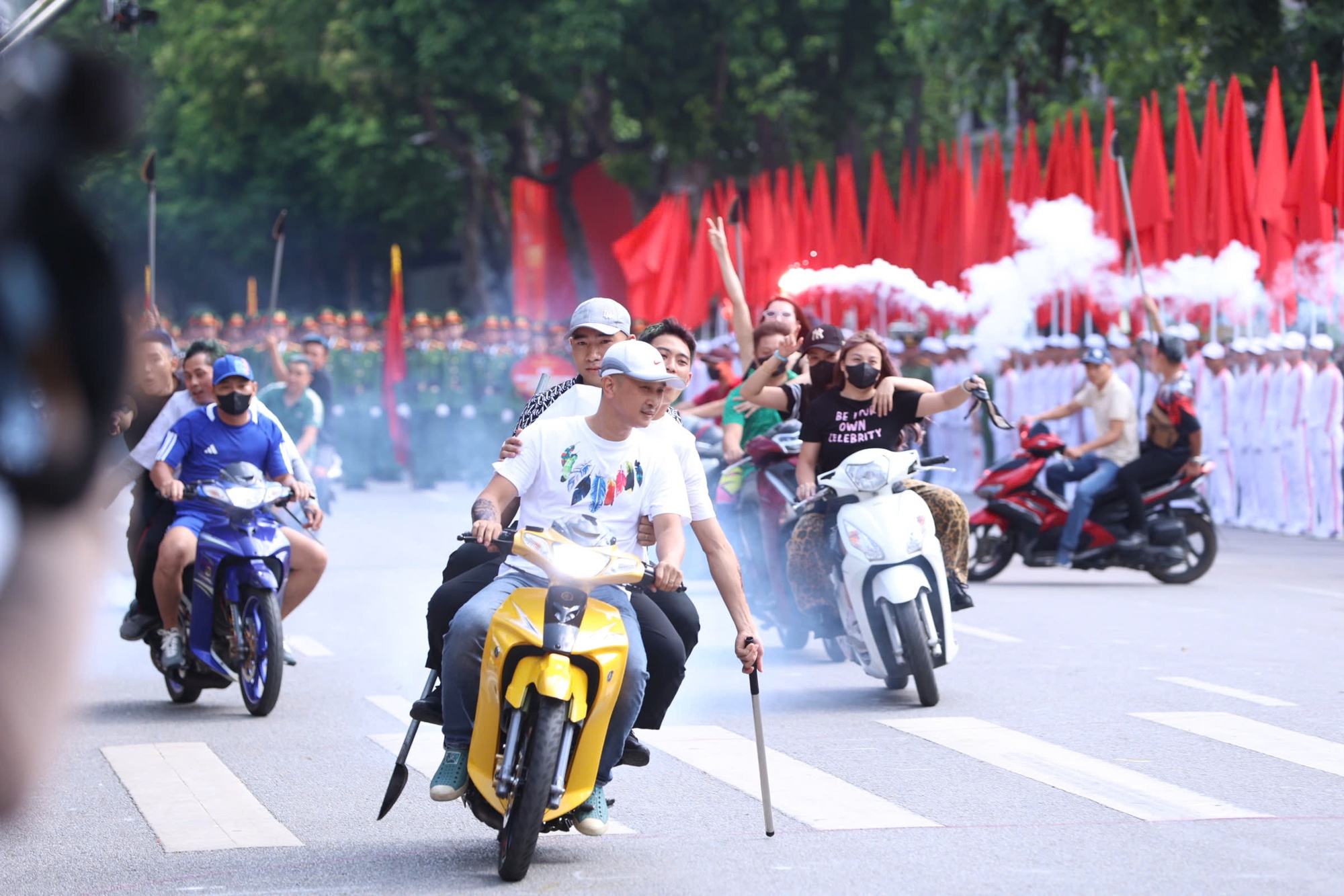&quot;Báo thủ&quot; náo loạn, bị nữ CSGT kẹp cổ quật ngã- Ảnh 5.