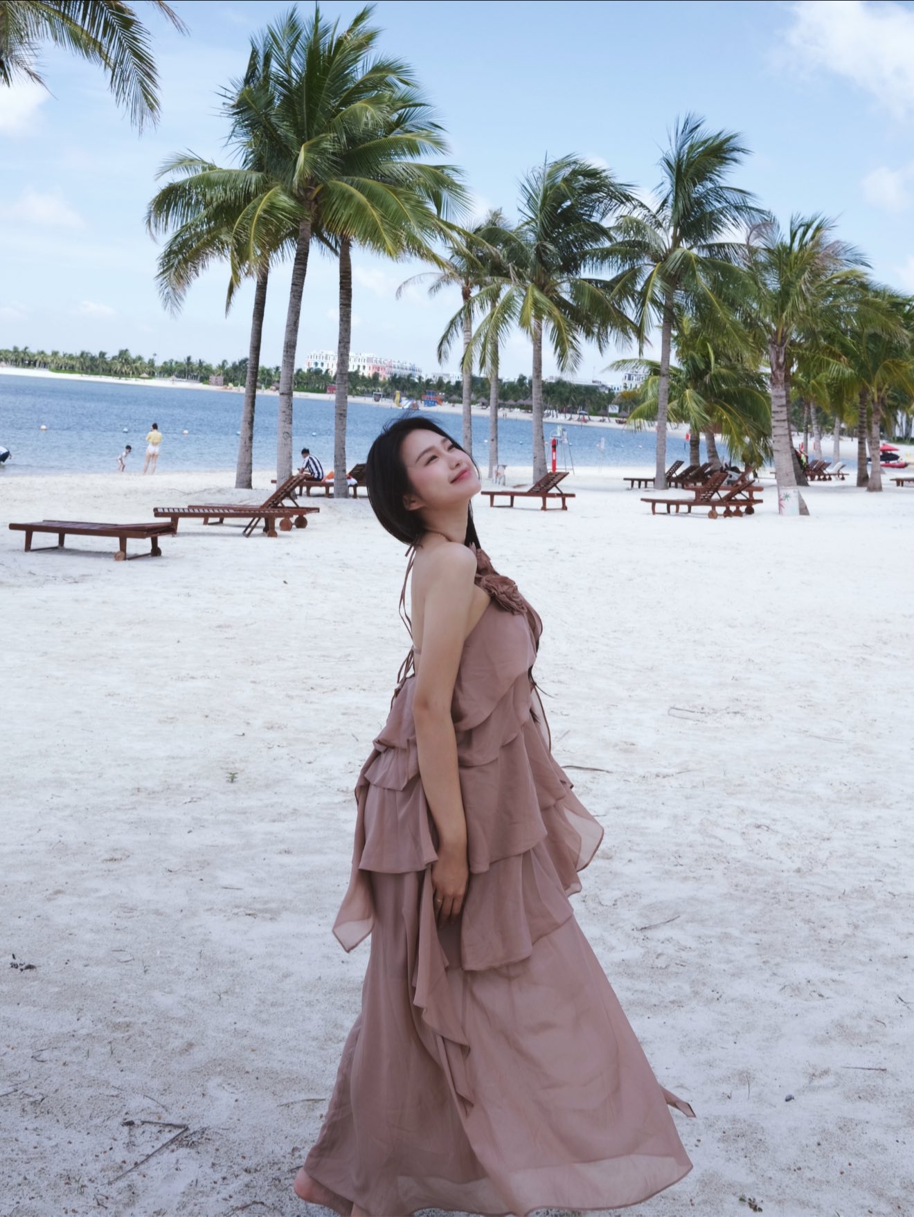 Mê mẩn bóng lưng yêu kiều của mỹ nữ trên bãi biển, hoá ra là nàng WAG 