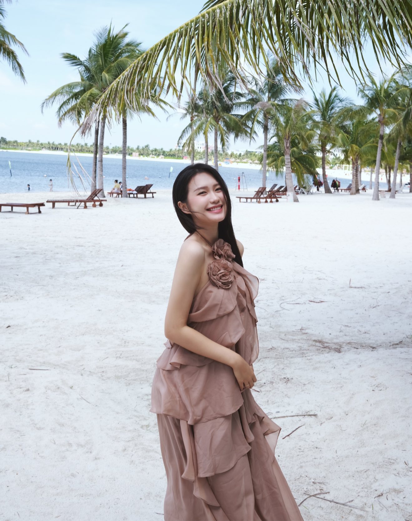 Mê mẩn bóng lưng yêu kiều của mỹ nữ trên bãi biển, hoá ra là nàng WAG 