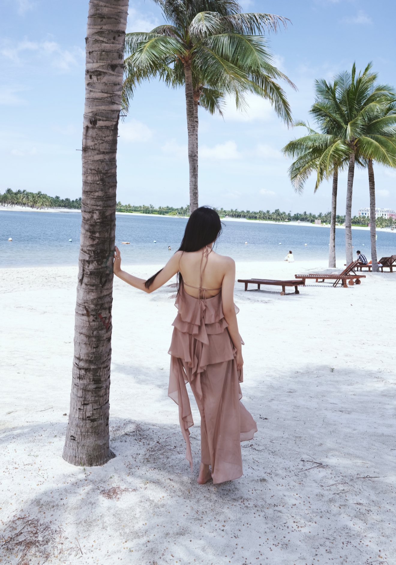 Mê mẩn bóng lưng yêu kiều của mỹ nữ trên bãi biển, hoá ra là nàng WAG 
