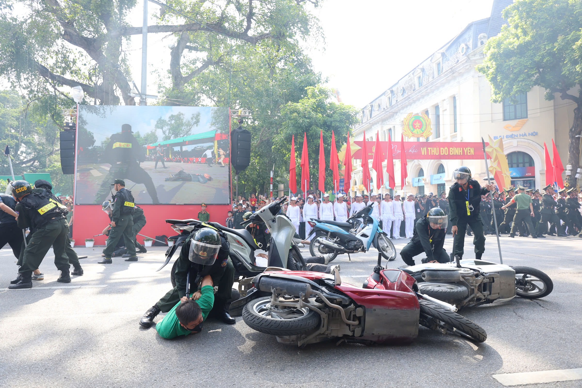 &quot;Báo thủ&quot; náo loạn, bị nữ CSGT kẹp cổ quật ngã- Ảnh 7.