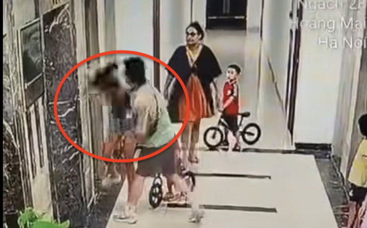 Bắt giữ gã đàn ông xăm trổ hành hung phụ nữ tại chung cư Hà Nội - Ảnh 1.