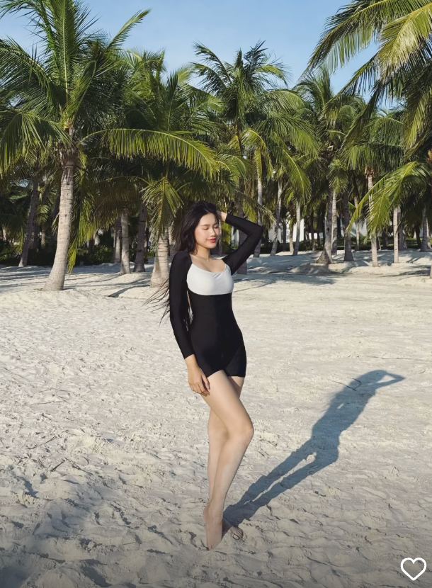 Mê mẩn bóng lưng yêu kiều của mỹ nữ trên bãi biển, hoá ra là nàng WAG 