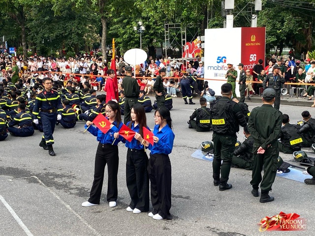 Trọn vẹn sáng cuối tuần bên hồ Hoàn Kiếm: “Ngày hội vì Thủ đô bình yên” rực rỡ, người dân chen kín phố xem diễu hành - Ảnh 2.