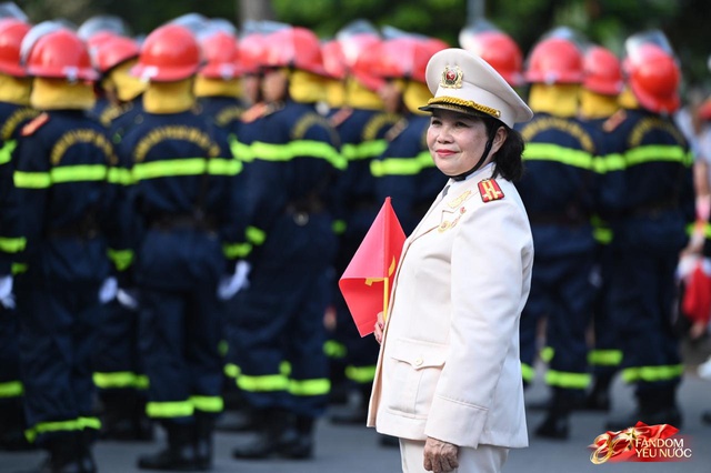 Trọn vẹn sáng cuối tuần bên hồ Hoàn Kiếm: “Ngày hội vì Thủ đô bình yên” rực rỡ, người dân chen kín phố xem diễu hành - Ảnh 4.