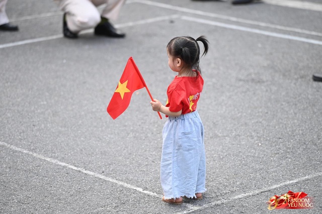 Trọn vẹn sáng cuối tuần bên hồ Hoàn Kiếm: “Ngày hội vì Thủ đô bình yên” rực rỡ, người dân chen kín phố xem diễu hành - Ảnh 3.