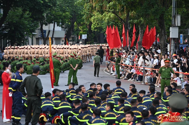 Trọn vẹn sáng cuối tuần bên hồ Hoàn Kiếm: “Ngày hội vì Thủ đô bình yên” rực rỡ, người dân chen kín phố xem diễu hành - Ảnh 15.