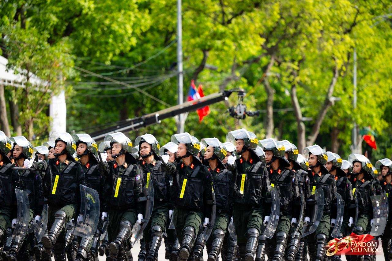 Công an Hà Nội phô diễn sức mạnh bằng màn truy bắt, khống chế tội phạm như phim hành động, hàng nghìn người reo hò - Ảnh 2.