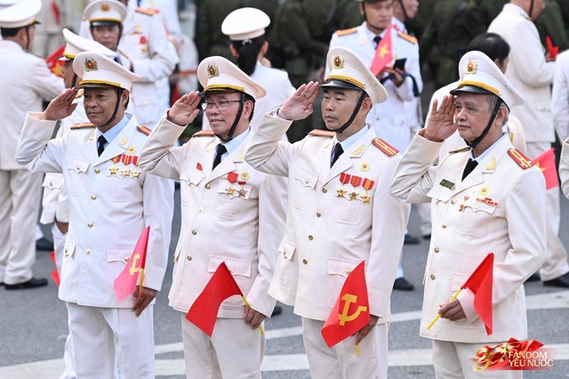 Trọn vẹn sáng cuối tuần bên hồ Hoàn Kiếm: “Ngày hội vì Thủ đô bình yên” rực rỡ, người dân chen kín phố xem diễu hành - Ảnh 5.